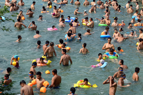 山东济南:免费泉水浴场迎市民