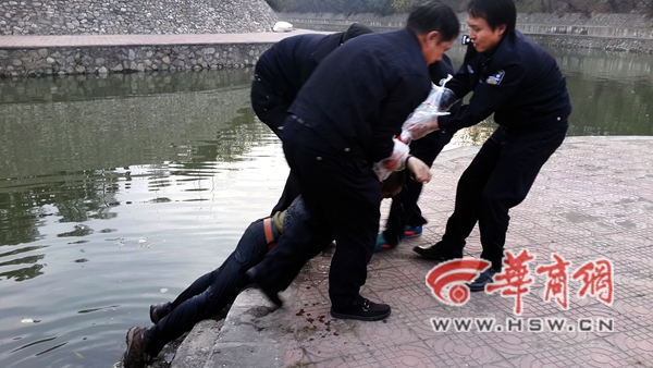 上午8时许,警民合力将坠河溺亡者打捞出护城河 西安警方供图