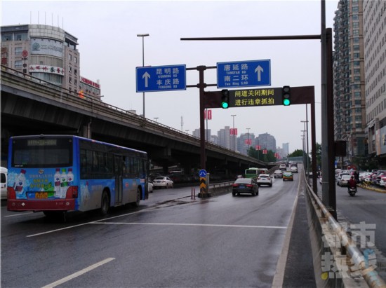 原来这红绿灯是西安市交警支队秩序处在西安市西二环进行了匝道管理