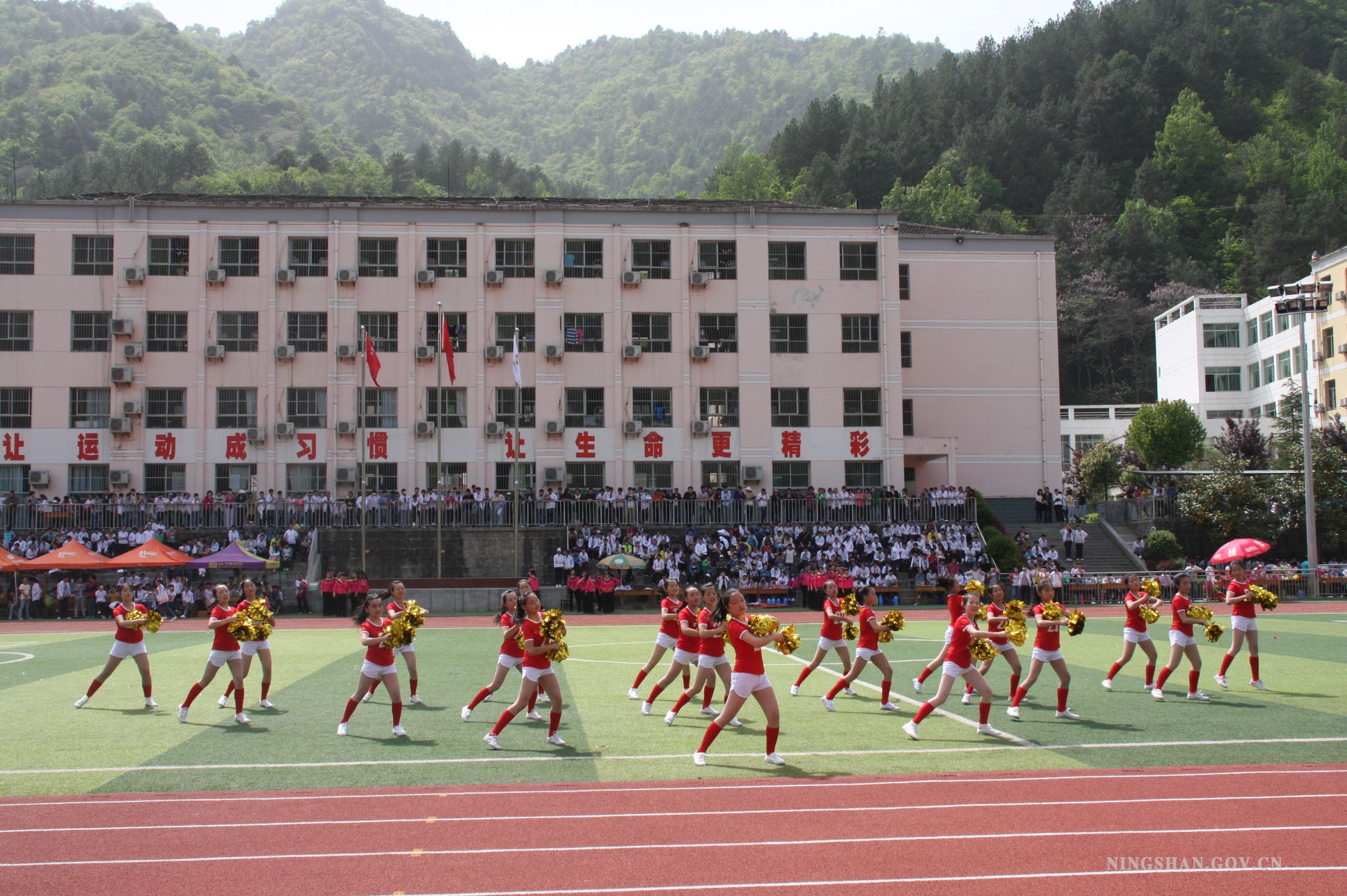 城关初级中学学生进行团体广播操表演
