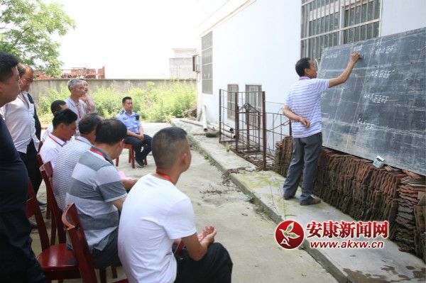 投出手中神圣的一票 汉滨区关庙镇捍卫村顺利完成换届