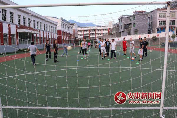 汉阴:首个教职工业余足球队成立开训 - 安康新
