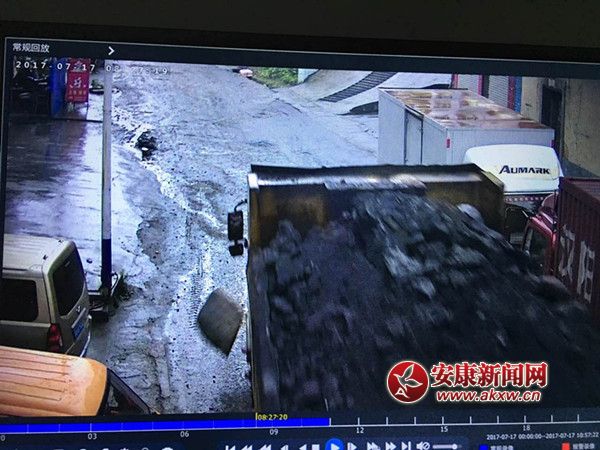 渣土车停放在轻卡十余米前,装满土石料,最高处高于车厢挡板三四十厘米
