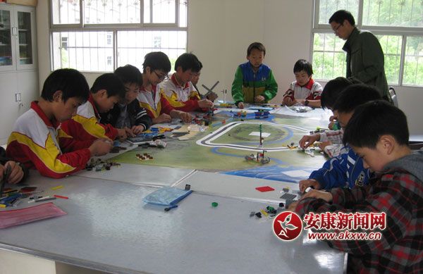 岚皋县城关小学的学生在做手工制作.jpg