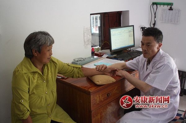 新闻 县区 岚皋 魏伦国,六十多岁出头,已经伴随着村卫生室走过了30多