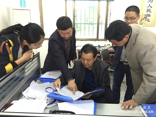 平利人大主任汪贤存到老县镇督导脱贫攻坚迎考工作