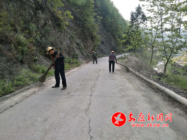 旬阳麻坪镇:寨湾村公益性岗位助力美丽乡村建设