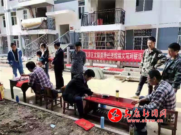 申博太阳城手机APP|youyourenti|紫荆镇：挥毫泼墨书盛世 义写对联贺
