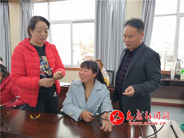 半岛官方网站石泉县迎丰镇：“三八”节上展风采 电子线束女工武 - 安康新闻网(图4)