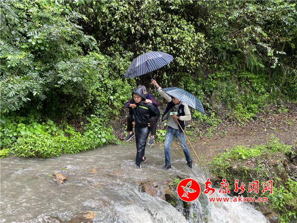 持续了半个多月的强降雨，让汉滨区流水镇碾坪村部分村民的房舍出现了严