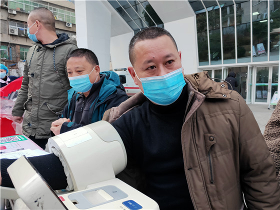 汉滨区第一医院医护人员踊献热血暖寒冬