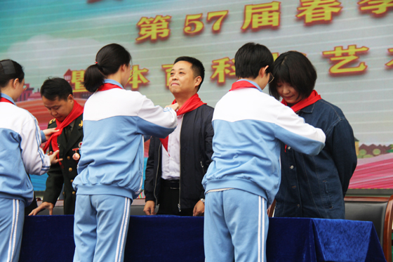 关心公益 感恩奉献 ——我站职工参加市一小春季运动会暨体育科技艺术节开幕式