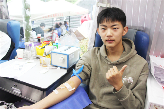 青春热血汇聚点滴爱心 无私奉献相约美丽校园