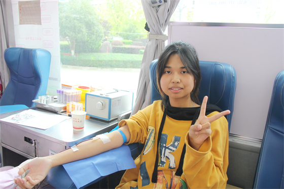 青春热血汇聚点滴爱心 无私奉献相约美丽校园