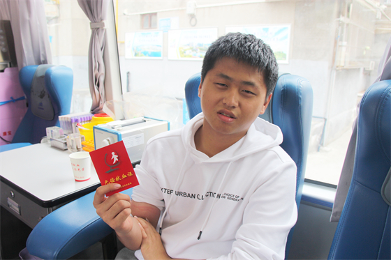 青春热血汇聚点滴爱心 无私奉献相约美丽校园