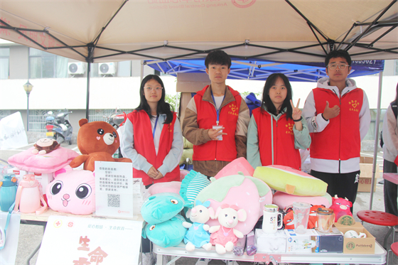 青春热血汇聚点滴爱心 无私奉献相约美丽校园