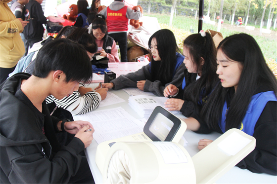 青春热血汇聚点滴爱心 无私奉献相约美丽校园