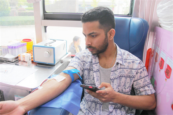 青春热血汇聚点滴爱心 无私奉献相约美丽校园