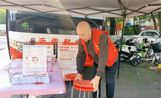 安康李军，18年献出“10”个自己……