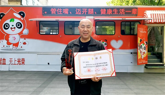 安康李军，18年献出“10”个自己……