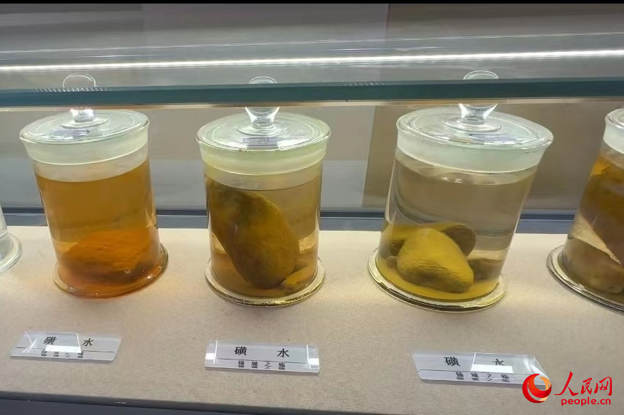 白河县矿山生态修复科普教育示范基地展示的“磺水”。人民网记者 白鸽摄