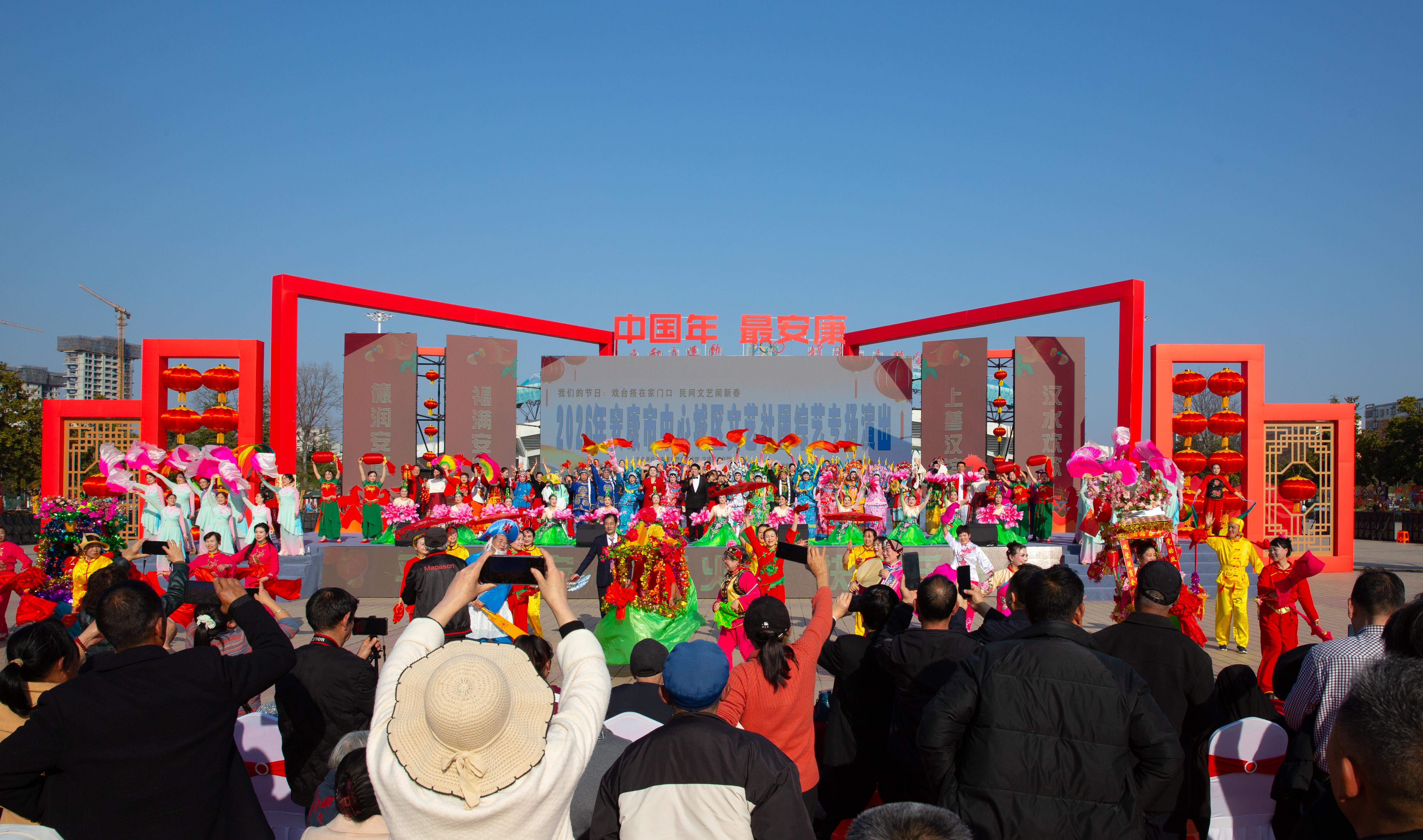 活动中,歌舞、戏曲、朗诵、模特秀等节目轮番上演,喜庆、热闹的表演,引得市民、游客驻足欣赏。李黎 摄