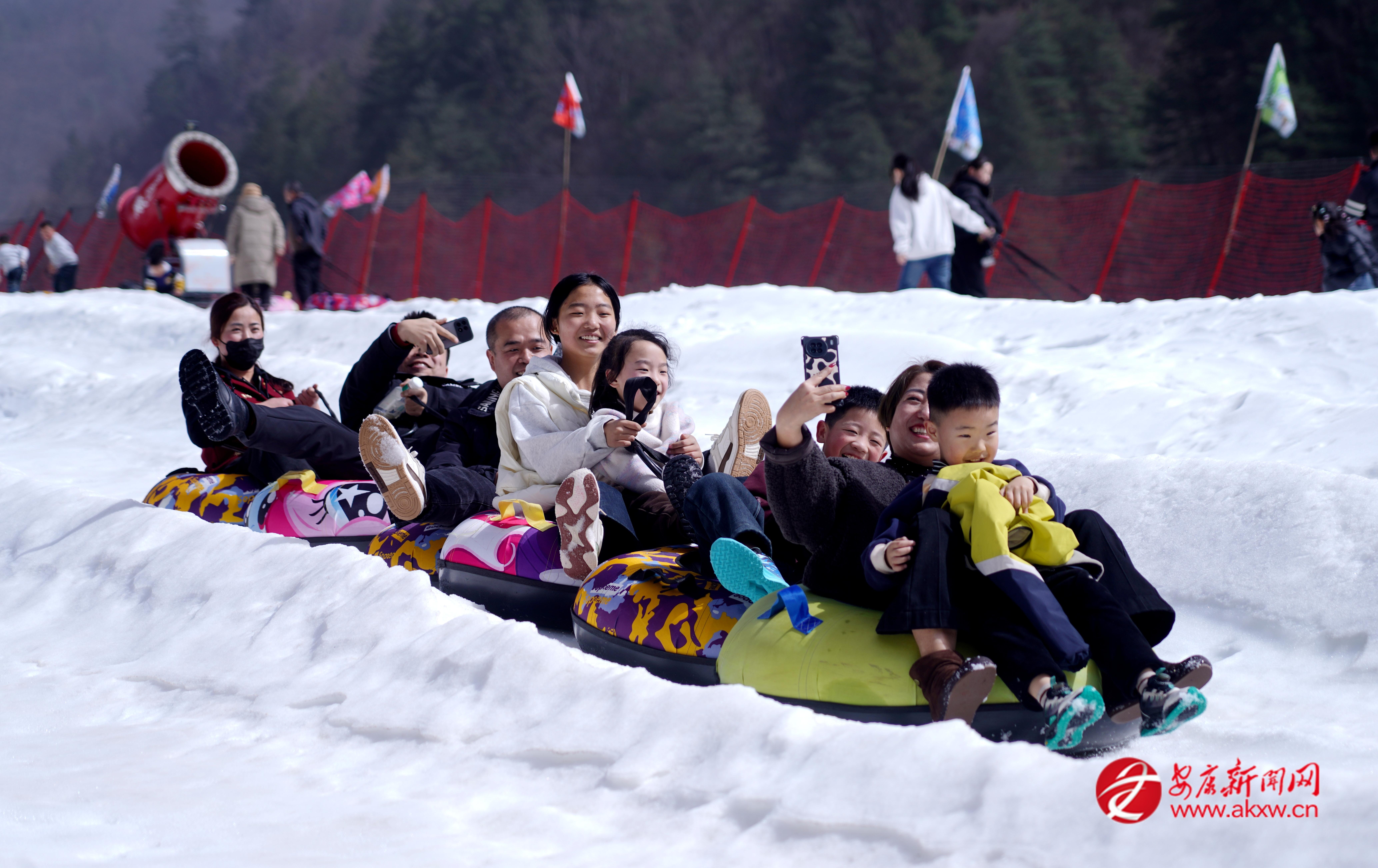2月21日,游客们在宁陕县皇冠镇,体验秦岭冰雪娱乐项目。王金娥 摄
