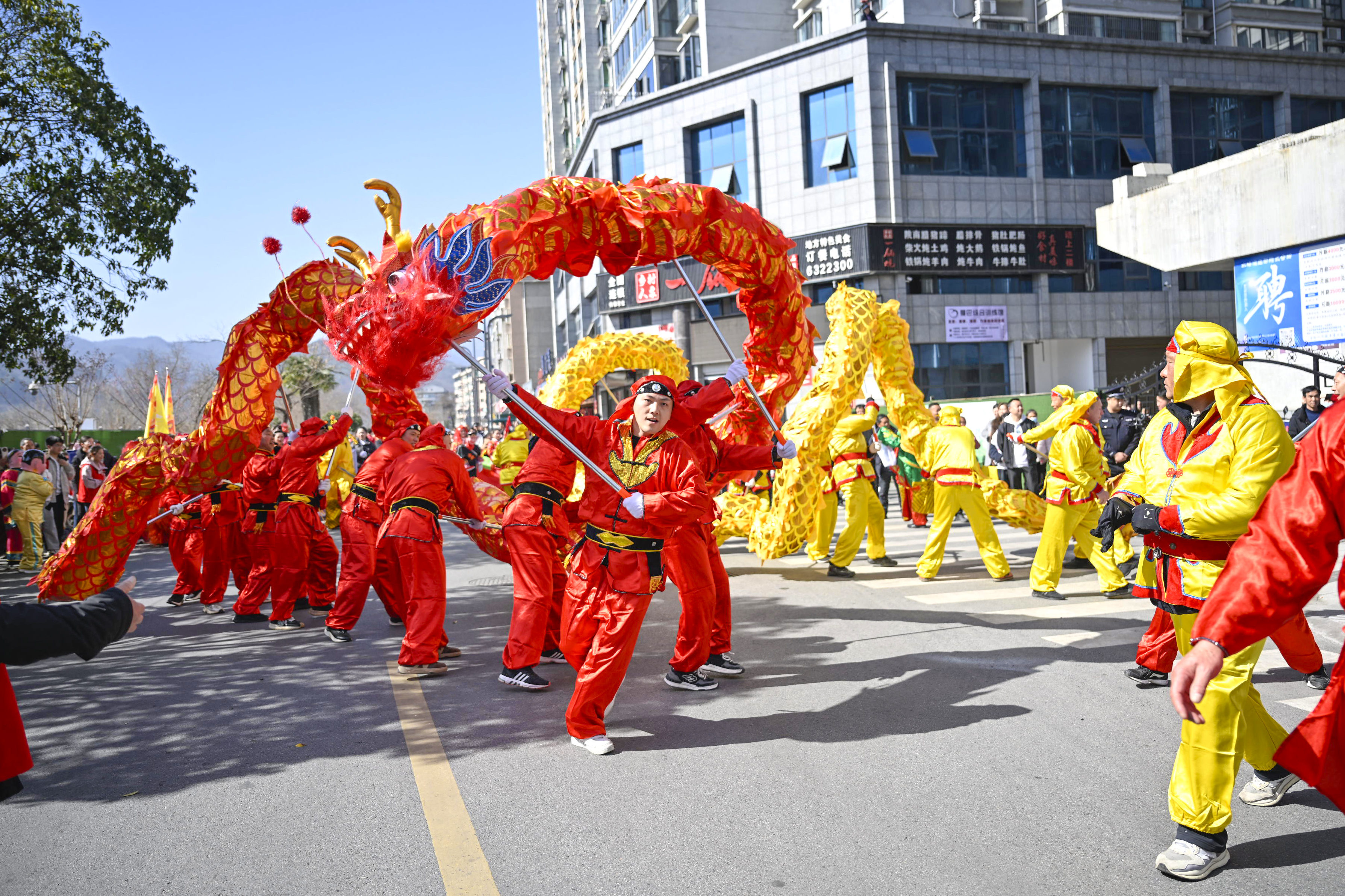 二里社区文体协会的舞龙表演