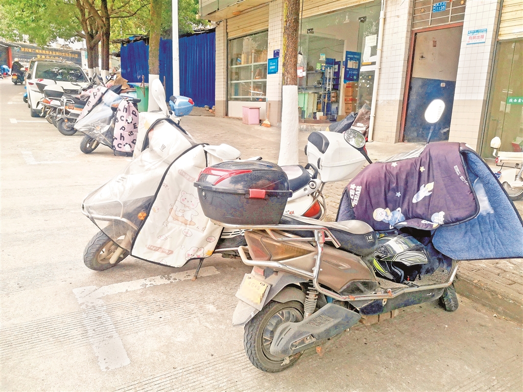 停放在临时车位里的电动车、摩托车