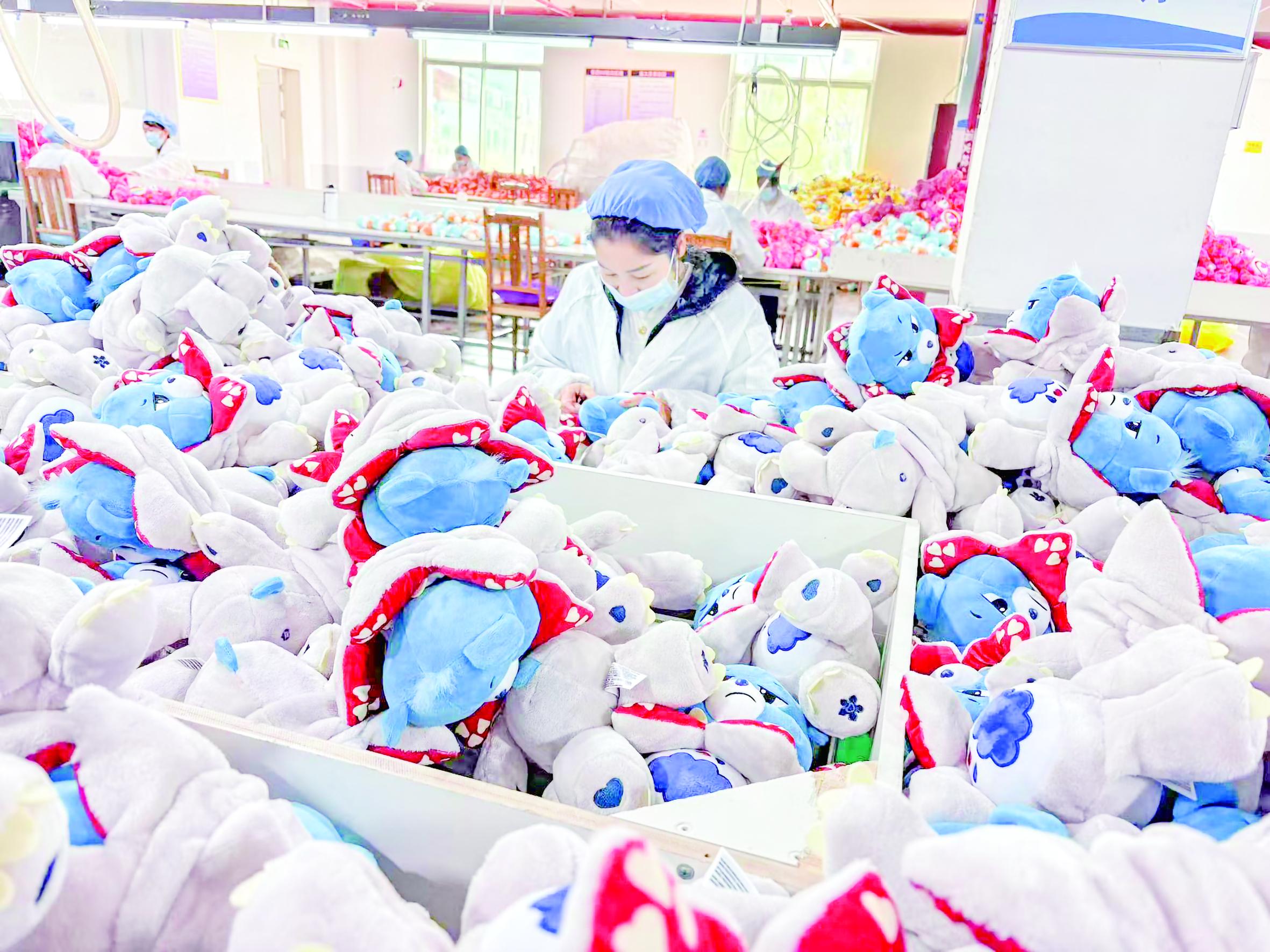 安康恒安玩具有限公司生产车间内工人正在制作玩偶 郭飒 摄