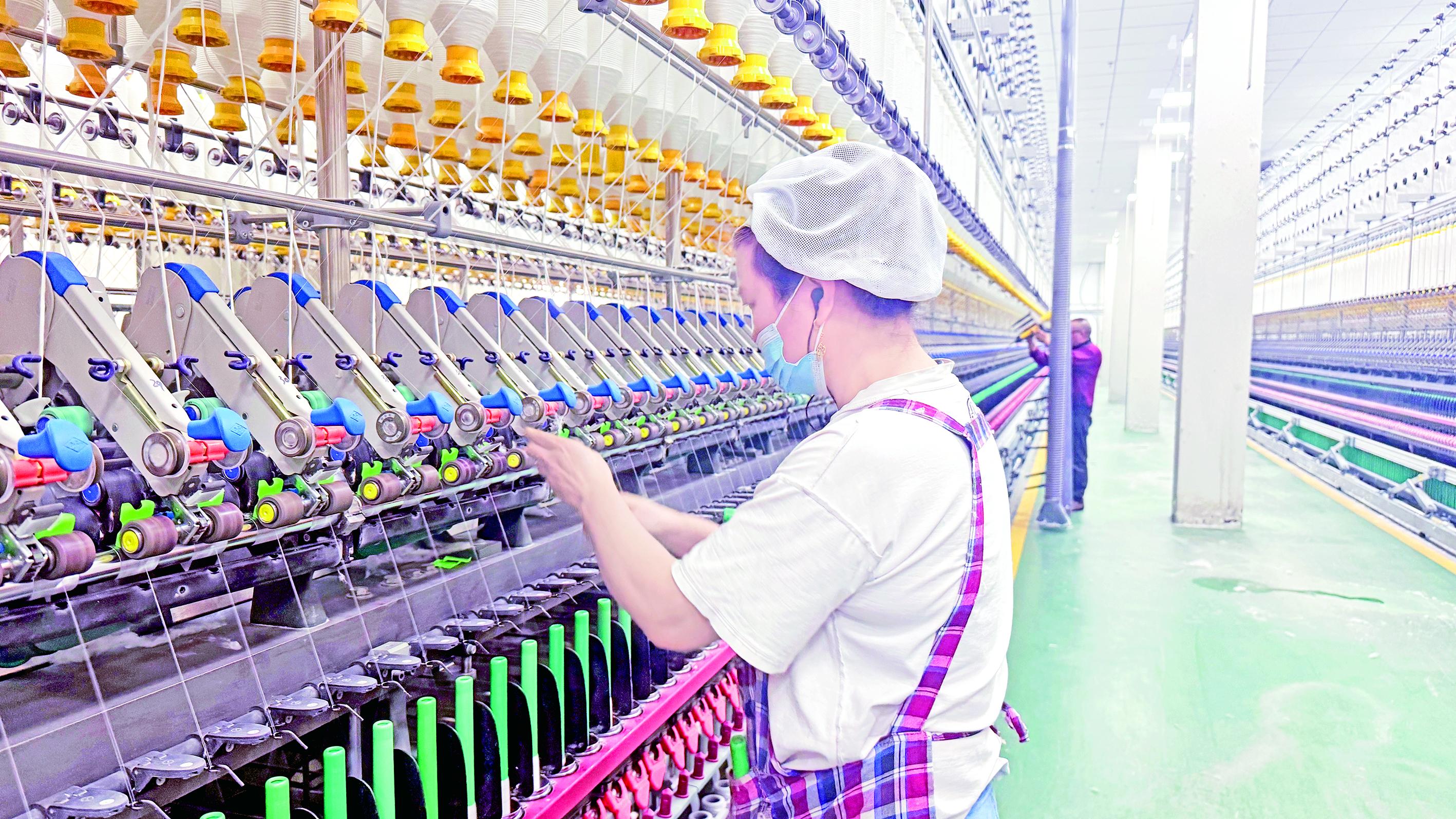 陕西永丰特种纱线有限公司新车间设备已投用 徐欢 摄