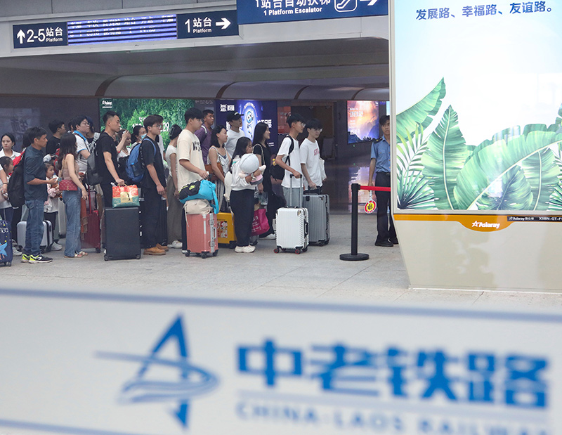 在云南景洪市的中老铁路西双版纳站,旅客有序进入站台乘车(2023年10月5日摄)。