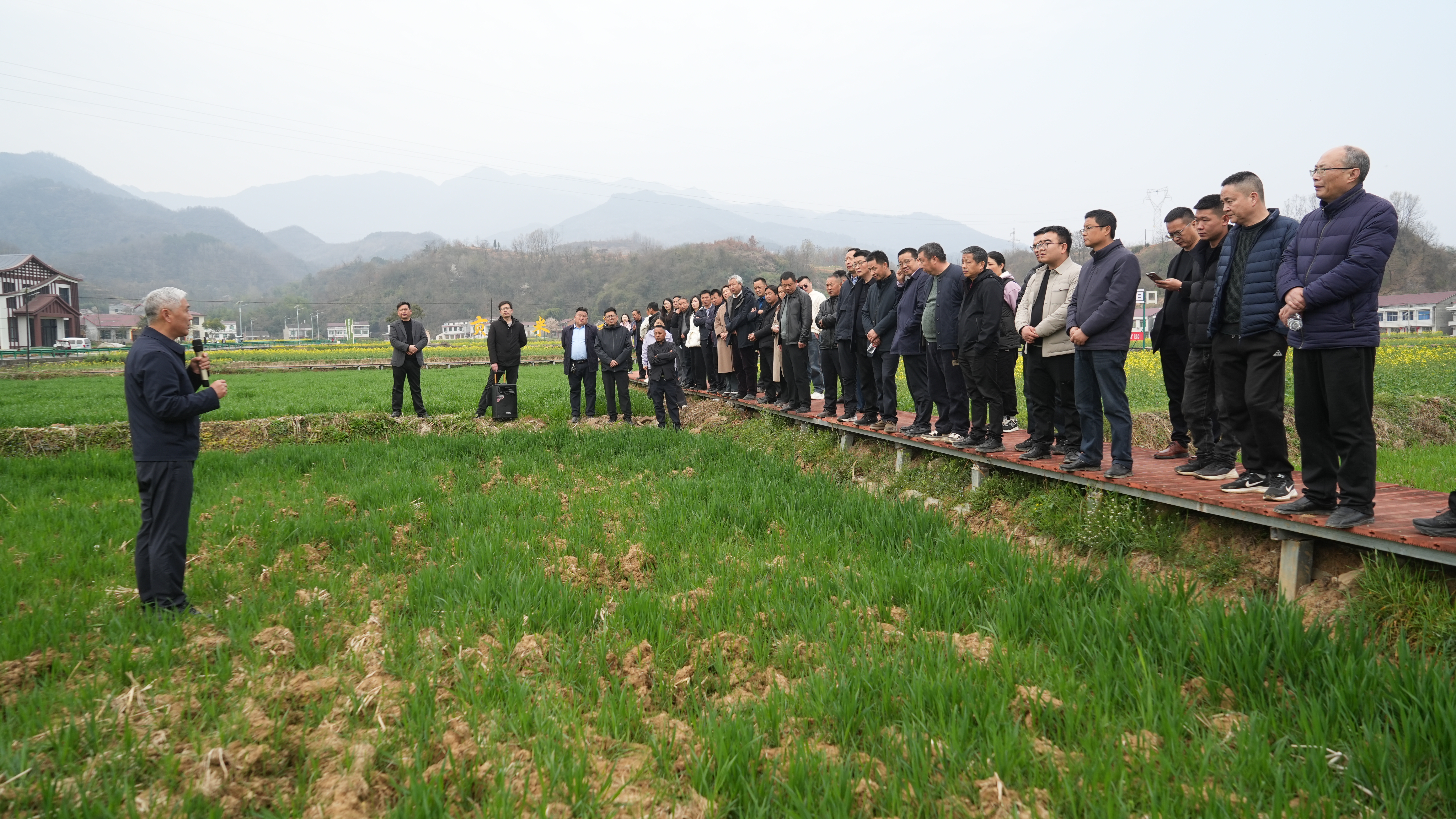 李增义在地头为种植户讲授病虫害防治知识