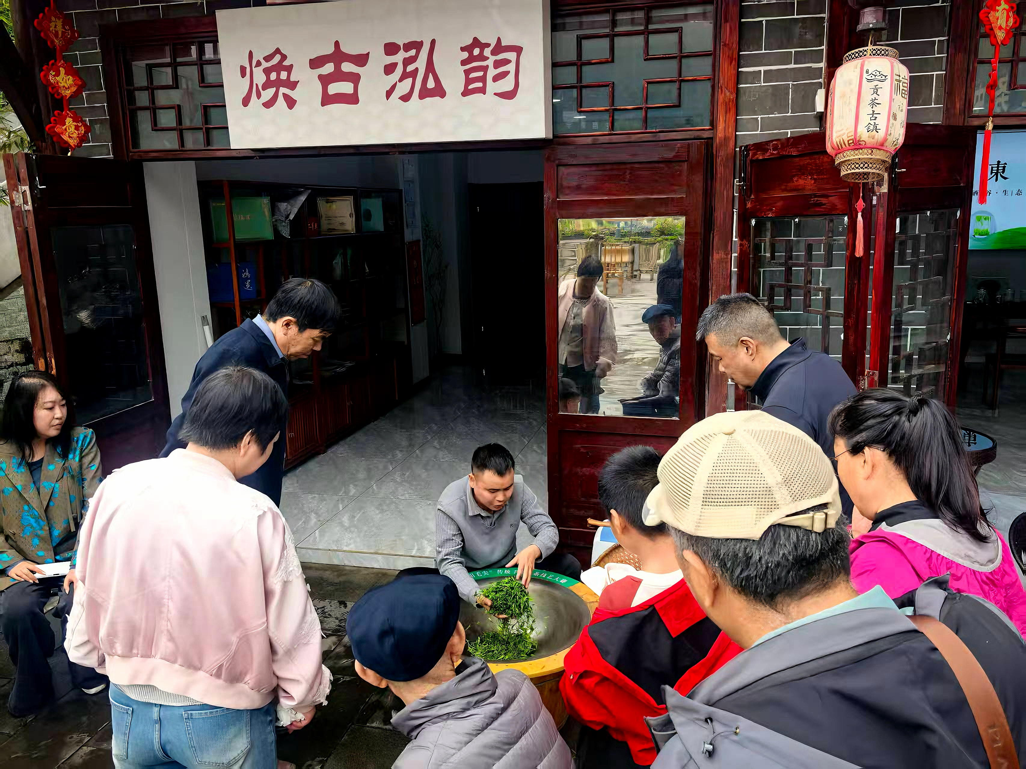 游客学习炒茶技艺