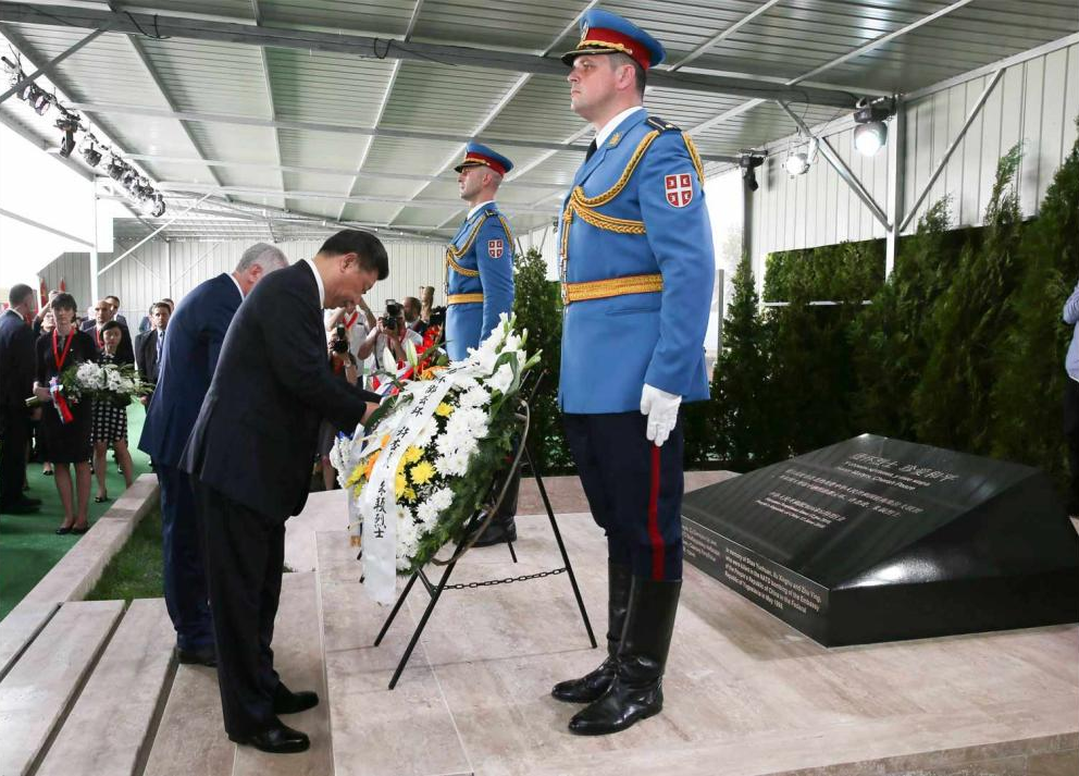 △ 当地时间2016年6月17日，习近平主席凭吊在我国驻南联盟使馆被炸事件中英勇牺牲的烈士。