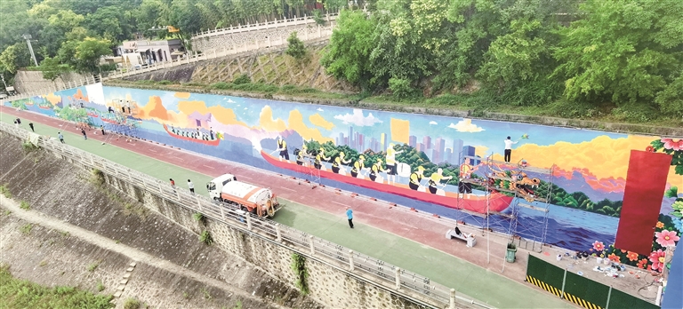 为营造喜庆氛围,6月10日,市政部门对江北汉江沿线进行龙舟主题墙体美化。陈德模 摄