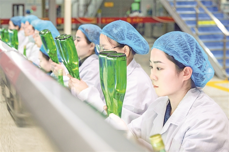 工人正在806成品包装车间进行检测。
