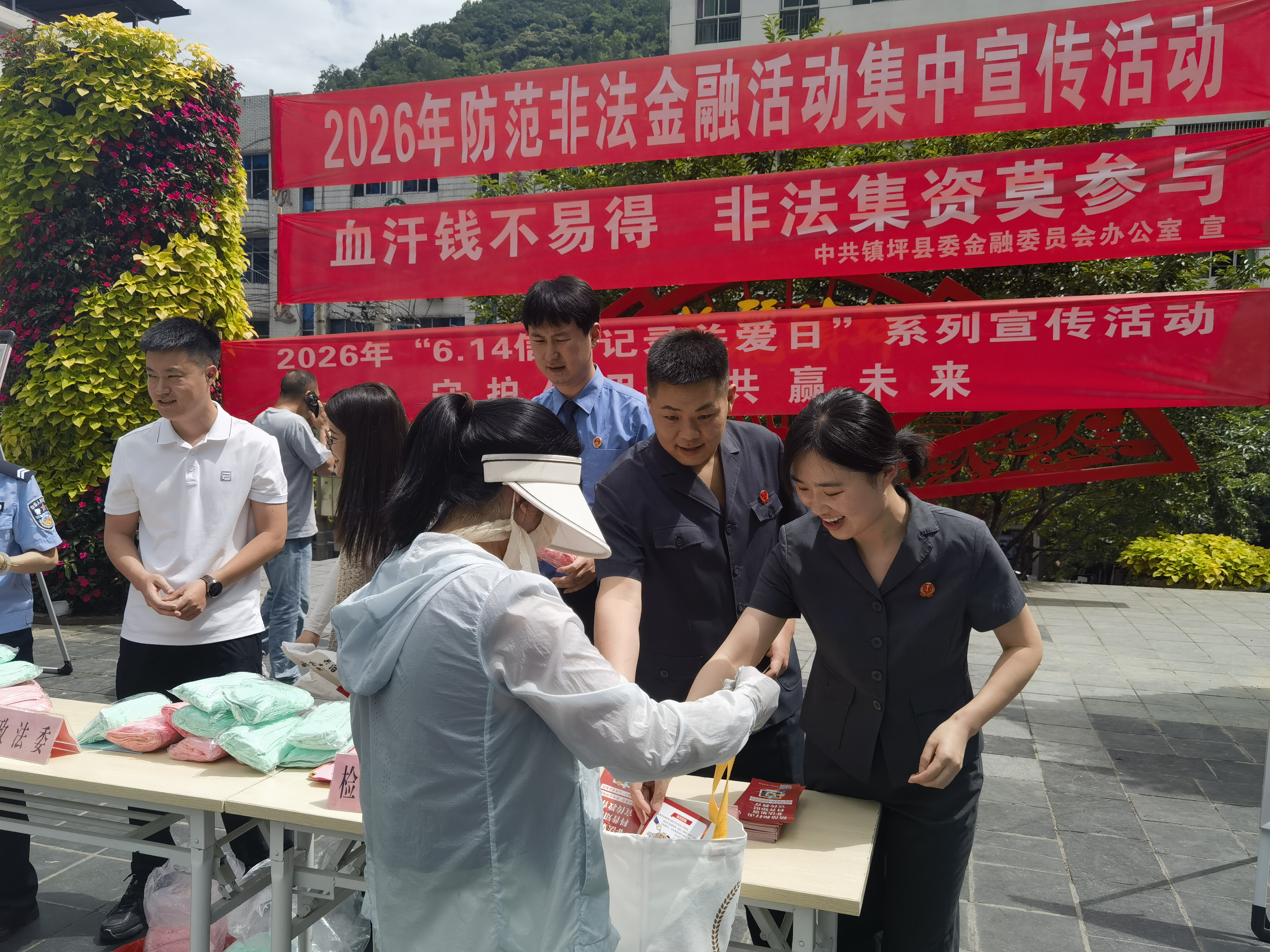 法官向群众发放宣传资料