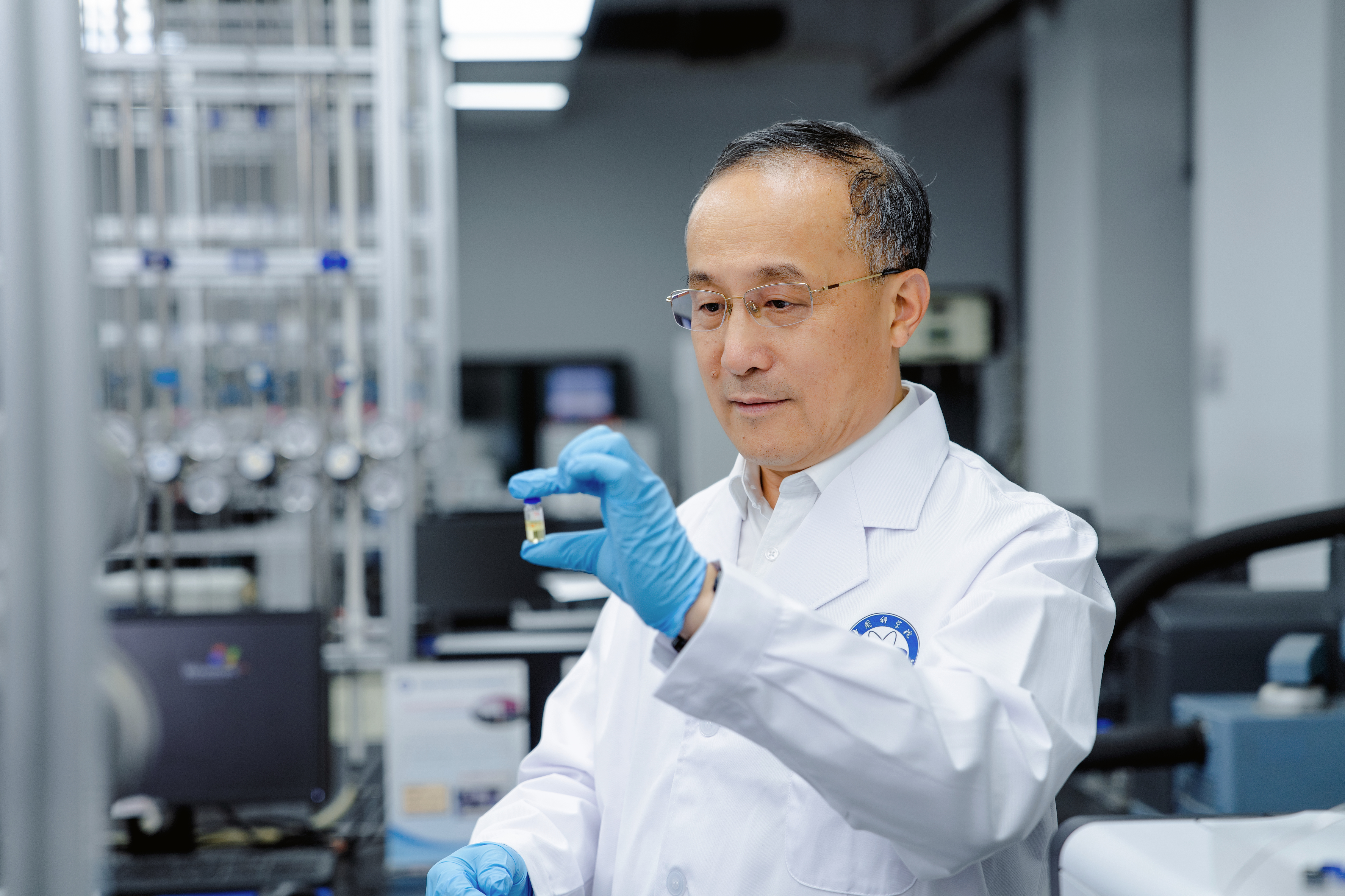张涛院士带领团队在中国科学院大连化物所实验室开展课题研究。张涛院士团队供图