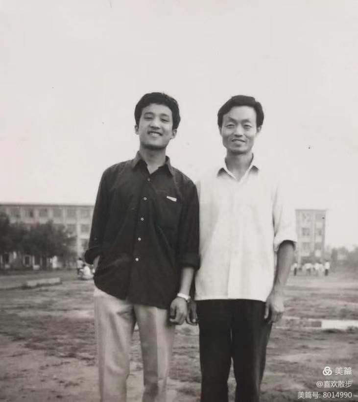 张涛与李钦业1982年汉中师范学院毕业照。(图片由李钦业教授提供)