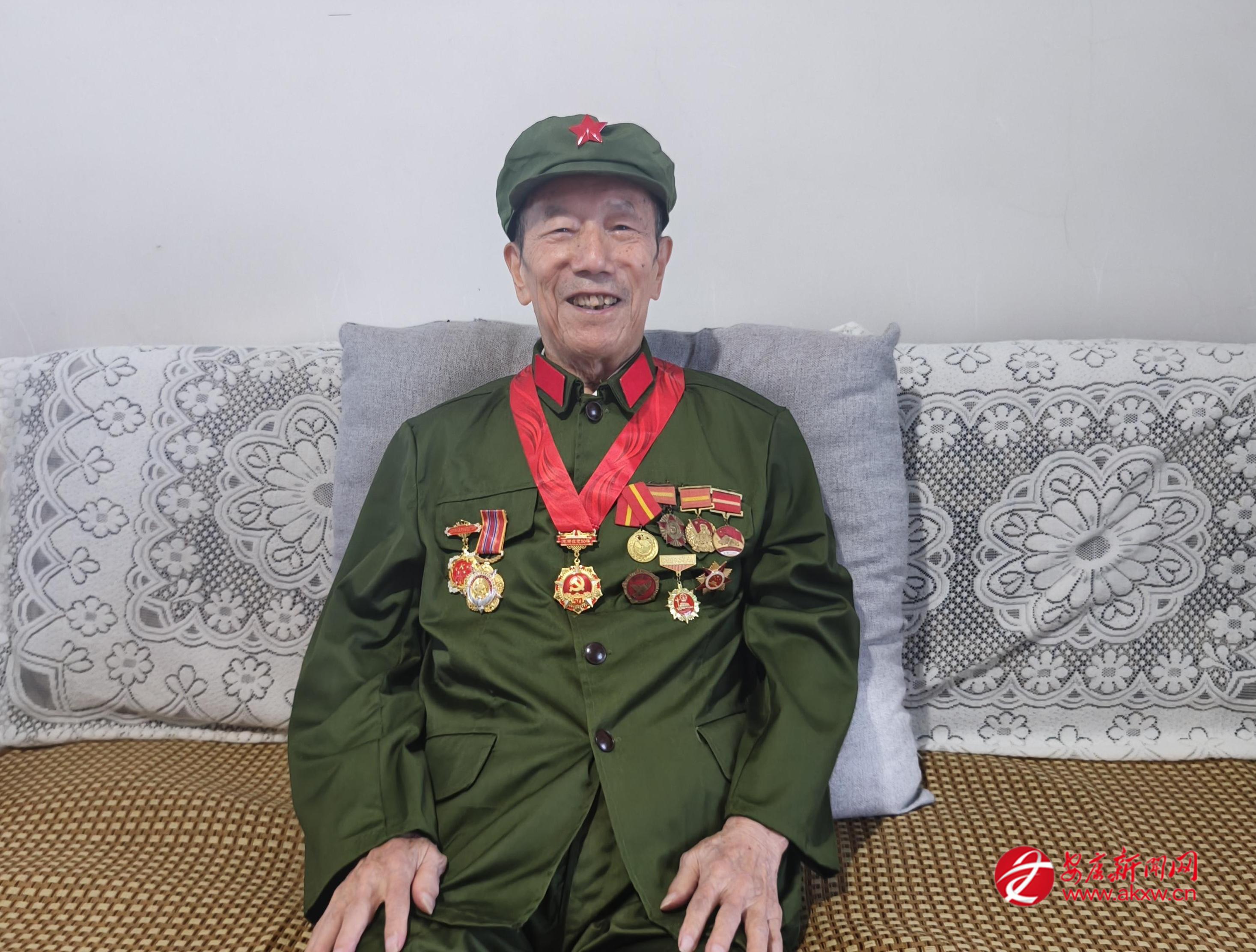抗美援朝铁道兵老战士张贵 艾蓓 摄