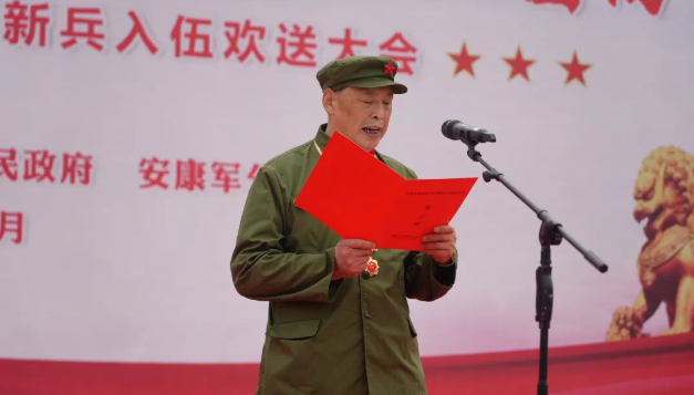 李辉金在全市新兵入伍欢送大会上向新兵们讲述“军功章”背后的故事