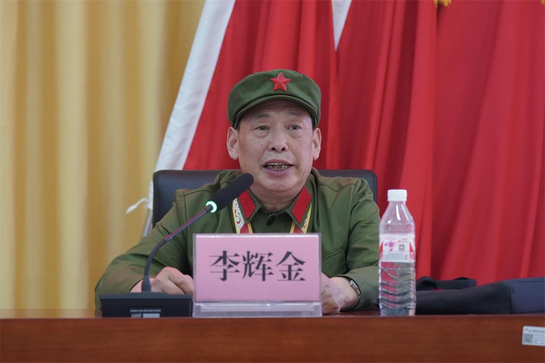 李辉金在国防教育日为安康中学高新分校的学生讲述烽火故事