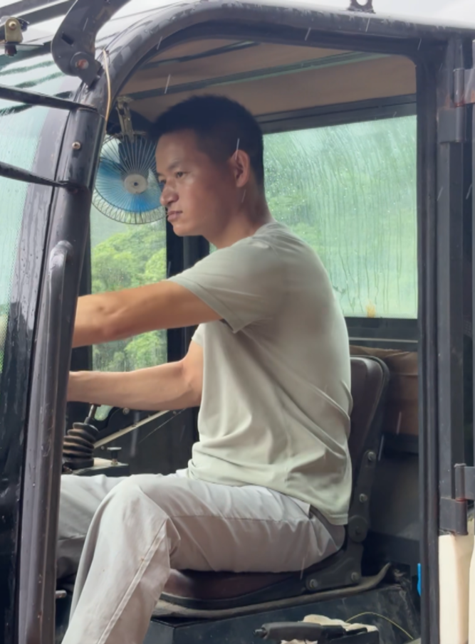 驾驶铲车的王安