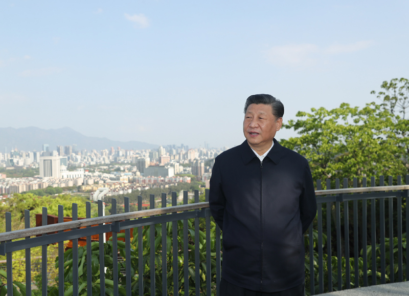 2021年3月24日,在福建福州考察的习近平总书记登上郊野福道的观景平台。