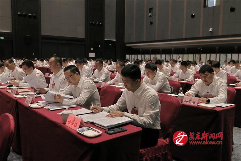 8月11日,在市委五届十一次全会上,与会人员仔细记录会议要点。 记者 潘润生 摄