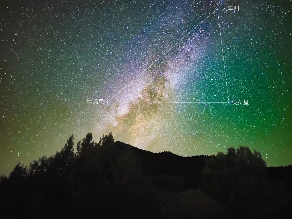 这是2023年8月22日在青海玉树拍摄的“夏季大三角”。新华社发(周博 摄)