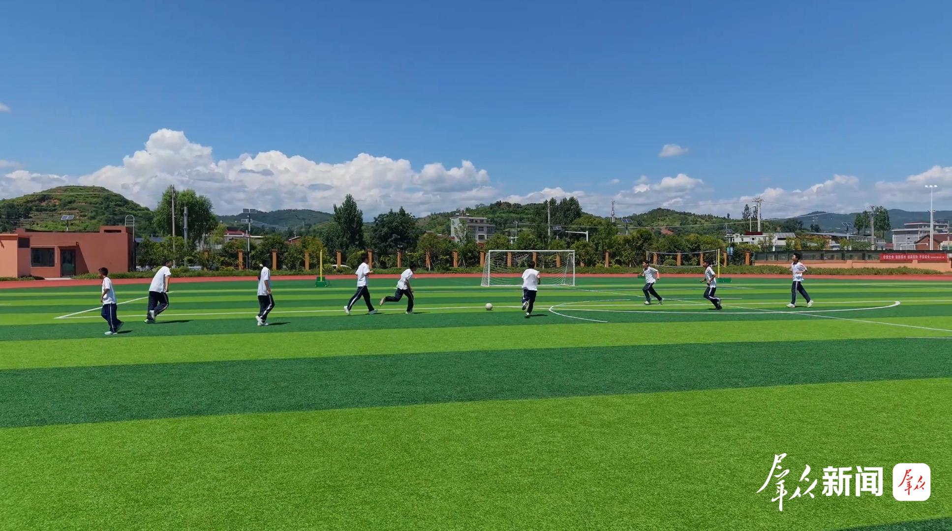 汉阴县实验中学学生在操场上进行足球训练。