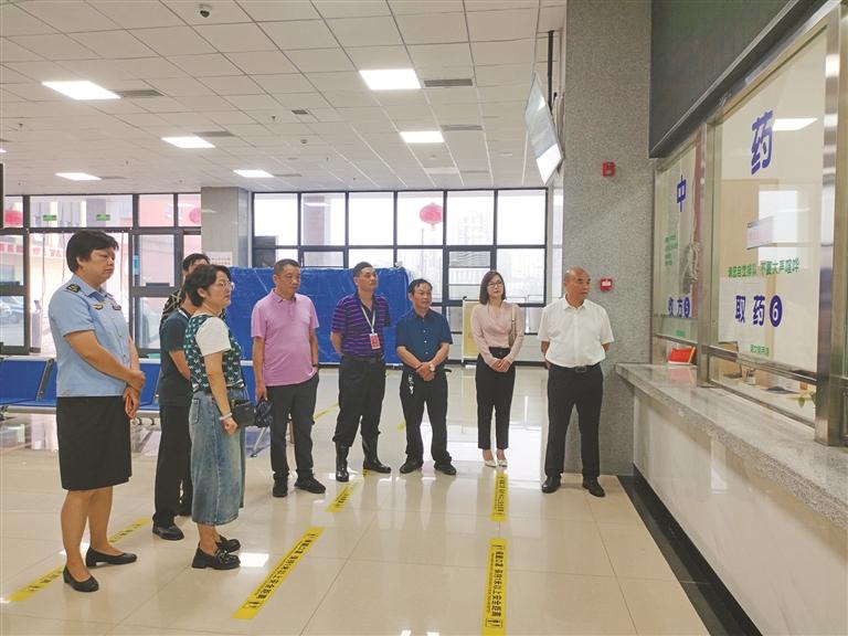 石泉县政协组织医药卫生界别部分委员同县卫生健康局、县食品药品监督管理局、县医院及县中医院等部门和单位负责人,围绕群众反映买药难、买药贵等问题开展民主监督(资料照片)。 受访单位供图