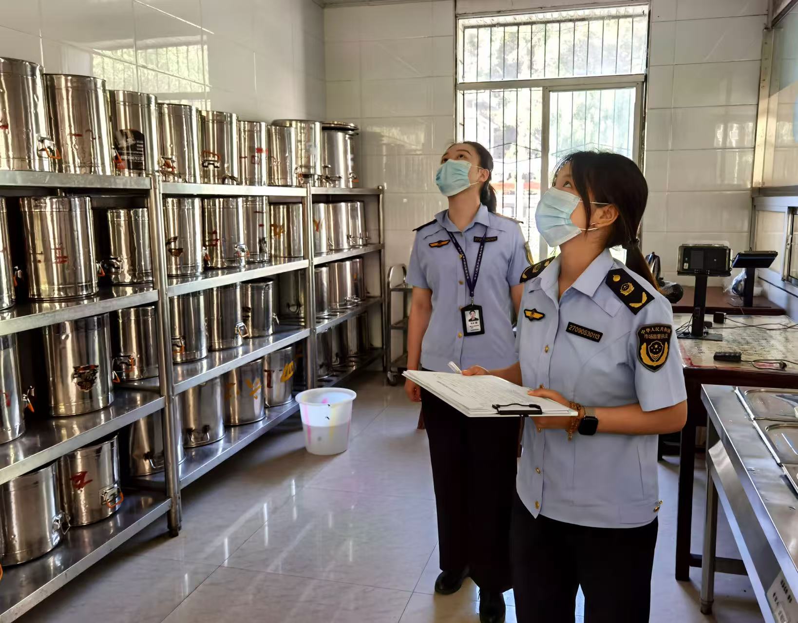 8月31日,紫阳县双安镇九年制学校联合镇政府、市场监管所等部门,对学校食堂、宿舍等开展开学前“地毯式”安全卫生专项排查,细致排查各类安全隐患,及时落实问题整改,筑牢校园安全防线。 张树民 摄